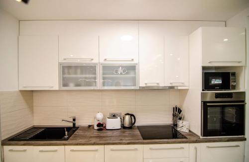 Una cocina o cocineta en Apartman MDB LUX