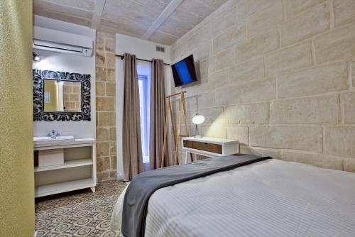 מיטה או מיטות בחדר ב-Chateau La Vallette - Grand Harbour Suite