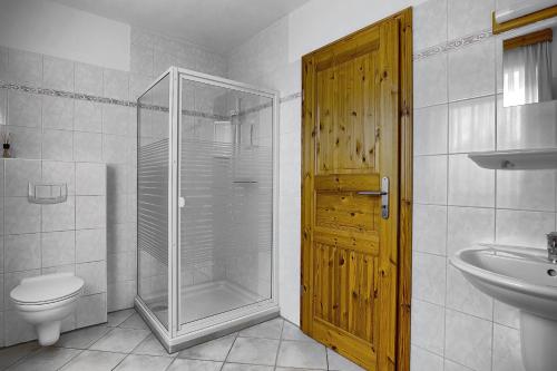 ツィングストにあるGrunewald, Ulfのバスルーム(シャワー、トイレ、シンク付)