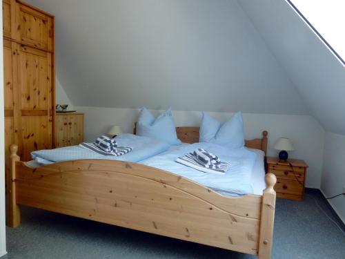 プレローにあるEichenpark 34のベッドルーム1室(木製ベッド1台、タオル付)