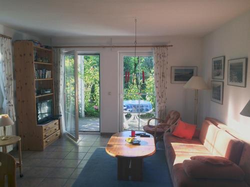 a living room with a couch and a table at Strandkieker 14, PP innen in Zingst