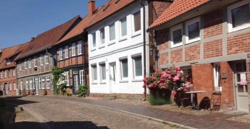 an empty street in a town with buildings at DAS TRAUFENHAUS AM WALL - Urlaub im Denkmal in Boizenburg