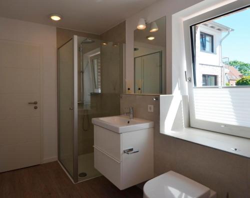 KronsgaardにあるSmålandのバスルーム(シンク、シャワー付)、窓が備わります。