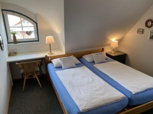 Un pat sau paturi într-o cameră la Ferienwohnung Nr 02 OG Spitzboden