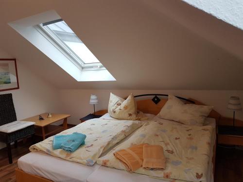 um quarto com uma cama grande e uma clarabóia em Parkresidenz am Hafen 15 em Zingst