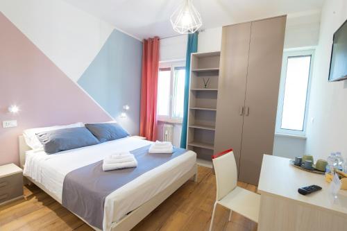 sypialnia z łóżkiem, biurkiem i krzesłem w obiekcie CASA STELLA San Sisto w mieście Perugia