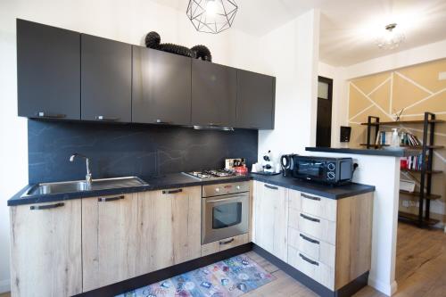 kuchnia z drewnianymi szafkami, zlewem i kuchenką w obiekcie CASA STELLA San Sisto w mieście Perugia