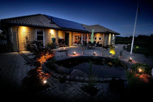 ein Haus mit Garten mit Pool in der Nacht in der Unterkunft Bed & Breakfast Horsens - Udsigten in Horsens