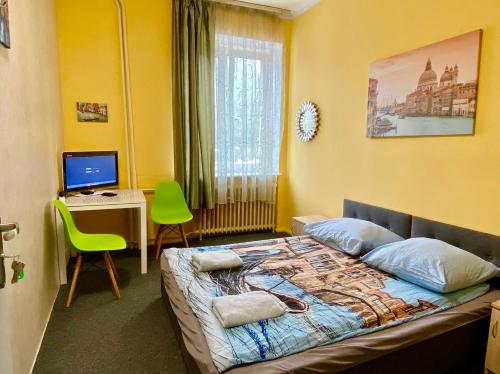 Säng eller sängar i ett rum på Bon Voyage Apartments