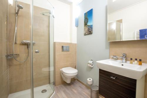 a bathroom with a shower and a toilet and a sink at ancora Marina Haus 2 Nr 07, Typ 2 in Neustadt in Holstein