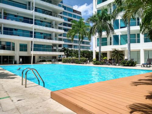 une piscine devant un grand bâtiment dans l'établissement Paraíso en Cartagena Confort Privado con Amenidades de Hotel, à Carthagène des Indes