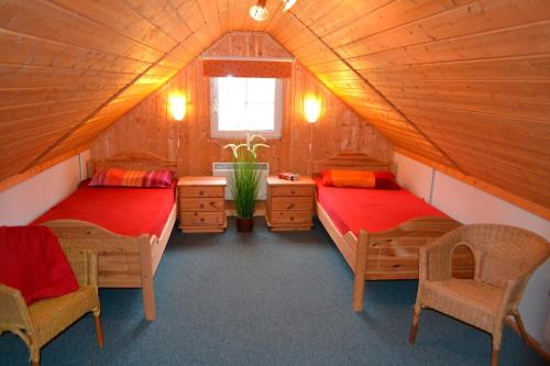 UserinにあるHaus Vogelsangのベッド2台とテント内の椅子が備わる客室です。