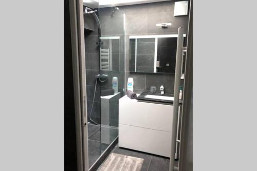 a bathroom with a shower and a sink at Spacieuse villa avec jardin Deauville centre in Deauville