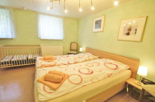 sypialnia z dużym łóżkiem z ręcznikami w obiekcie Koch 1 w mieście Dahme