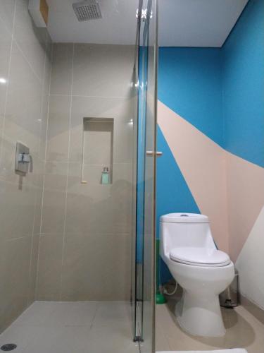 卡塔赫納的住宿－Exclusivo apartamento en Cartagena con vista al mar，一间带卫生间和淋浴的浴室