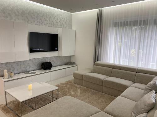 Televisyen dan/atau pusat hiburan di Amira Apartman & Wellness