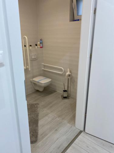 Bilik mandi di Amira Apartman & Wellness