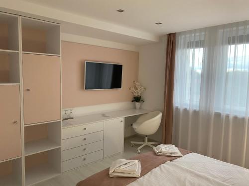 Televisyen dan/atau pusat hiburan di Amira Apartman & Wellness