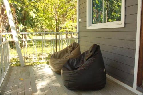 พื้นที่นั่งเล่นของ ไร่สนสีแสด แอท ภูเรือ