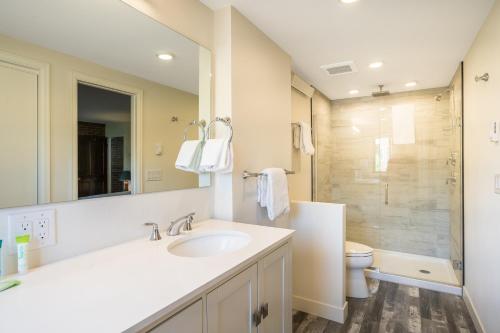 Un baño con lavabo, inodoro y espejo. en Moraine 27 Townhouse near Gondola, en Steamboat Springs