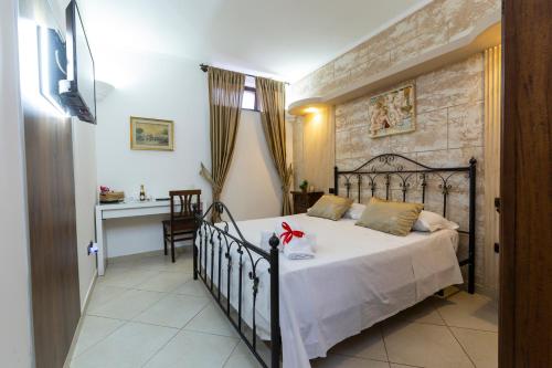 Кровать или кровати в номере Pompei Luxury Rooms