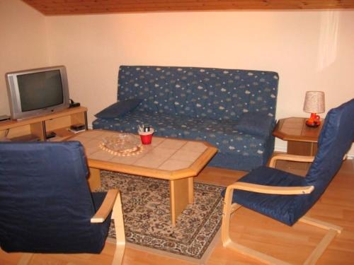sala de estar con sofá y mesa en Ferienwohnung Ditz I, en Büdelsdorf