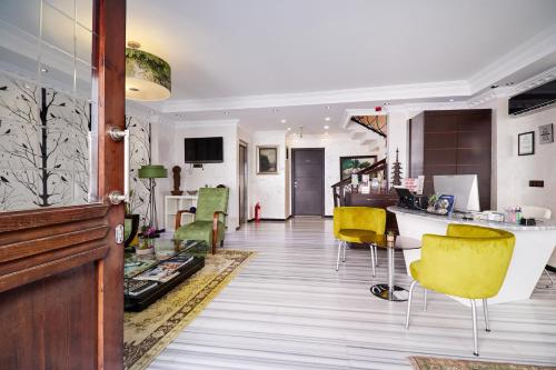 sala de estar con sillas amarillas y barra en Kumru Hotel, en Estambul