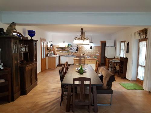 cocina y comedor con mesa y sillas en Landhaus Steirerengel, en Lócs
