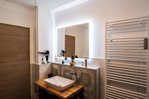een badkamer met een wastafel en een spiegel bij Giulia´s Oase in Burgthann
