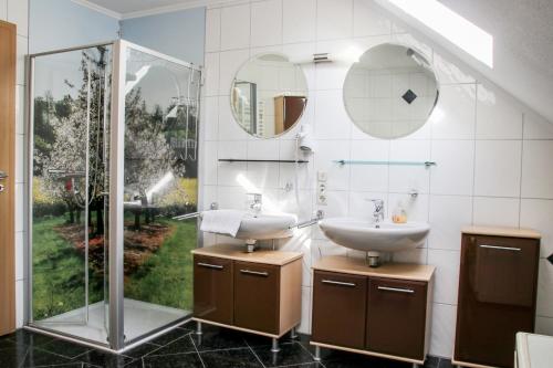 a bathroom with a sink and a shower at Familienhof Brüning - Wohnung Sonnenschein in Meppen