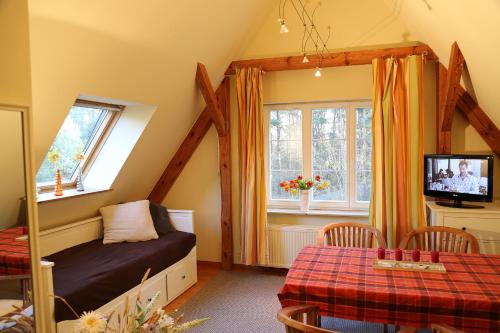 Habitación pequeña en el ático con cama y TV en Maisonette, en Potsdam