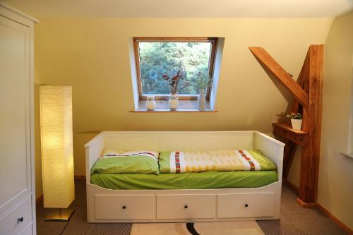 Dormitorio infantil con cama y ventana en Maisonette, en Potsdam