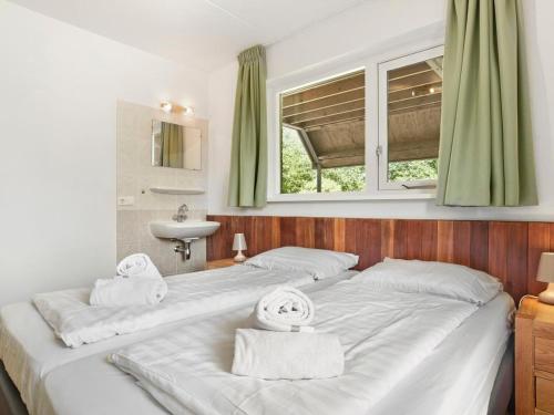 เตียงในห้องที่ Landal Villapark Vogelmient