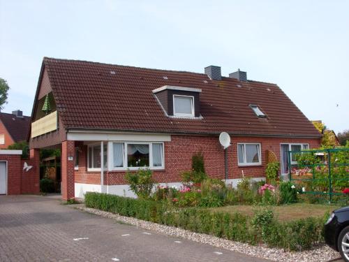 une maison en briques rouges avec un toit brun dans l'établissement Ferienwohnung Schmetterling I, à Großenbrode