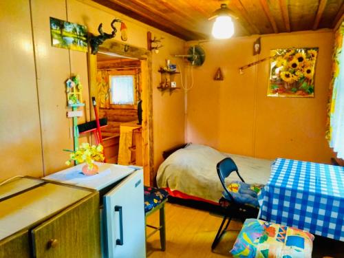 Cette petite chambre comprend un lit et une cuisine. dans l'établissement FlowMove Laliki, à Laliki