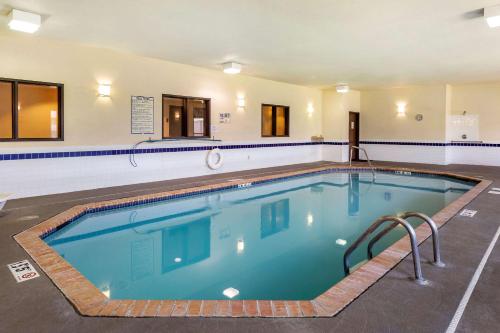 a large swimming pool in the middle of a building at Comfort Suites Jonesboro University Area in Jonesboro