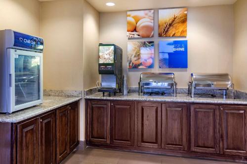 a barber shop with a hair dryer and a cash register at Comfort Suites Jonesboro University Area in Jonesboro