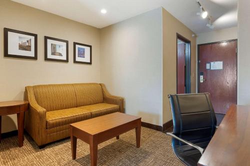a waiting room with a couch and a table at Comfort Inn in Pickerington