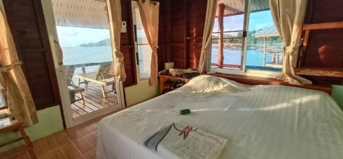 Schlafzimmer mit einem Bett und Meerblick in der Unterkunft KohChangResortRanong in Koh Chang Ranong