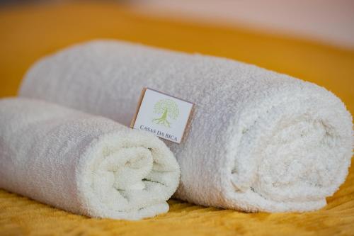 eine Rolle weiße Handtücher mit einem Aufkleber drauf in der Unterkunft Casas Da Bica - Turismo Espaço Rural in Cercal