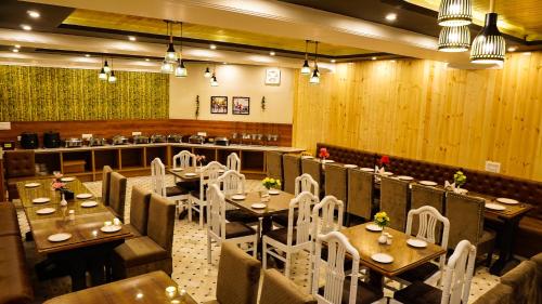 En restaurant eller et andet spisested på Pride Ashiyana Resort Mussoorie