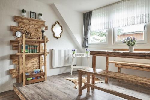 - un salon avec une table en bois et un banc dans l'établissement Fewo Helm, à Elsoft