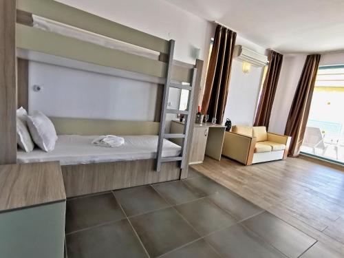 Ένα ή περισσότερα κρεβάτια σε δωμάτιο στο Hotel Largo Beach