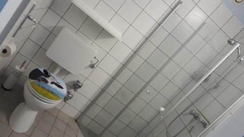 uma casa de banho com um WC com uma tigela de vaca em Fewo 514 in Tossens em Tossens