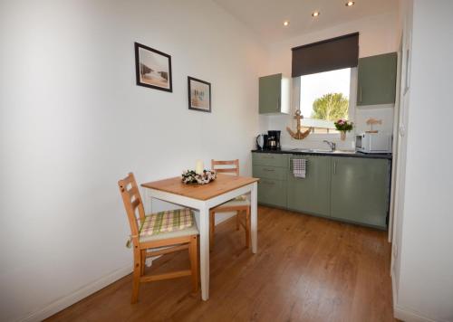 eine Küche mit einem Tisch und Stühlen im Zimmer in der Unterkunft Ferienwohnungen Legienstraße in Hamburg