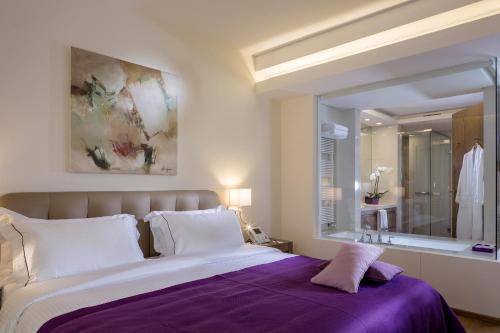 O Monot Boutique Hotel Beirut tesisinde bir odada yatak veya yataklar
