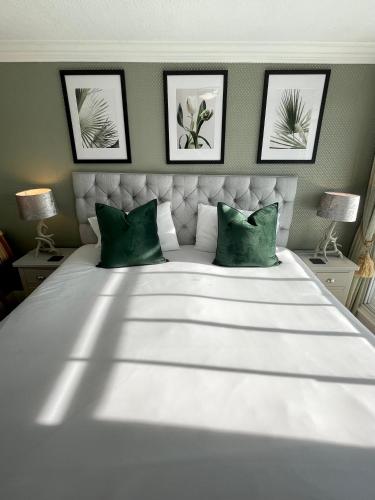 The Abbey Hotelにあるベッド