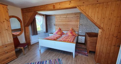 ブラウンラーゲにあるFerienwohnung Leonieの木製の壁のベッドルーム1室(ベッド1台付)
