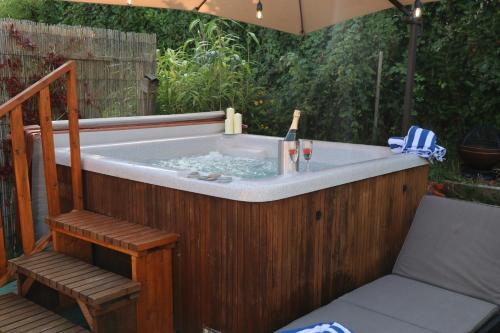 Φωτογραφία από το άλμπουμ του Palm 1 Park Home With Hot Tub σε Swanage
