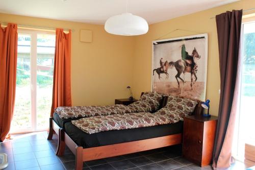 ein Schlafzimmer mit einem Bett und einem Wandgemälde in der Unterkunft Mar-Halla in Friedenstal